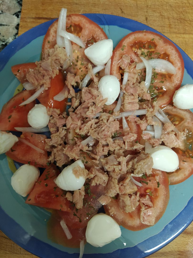 Ensalada de tomate con atún 