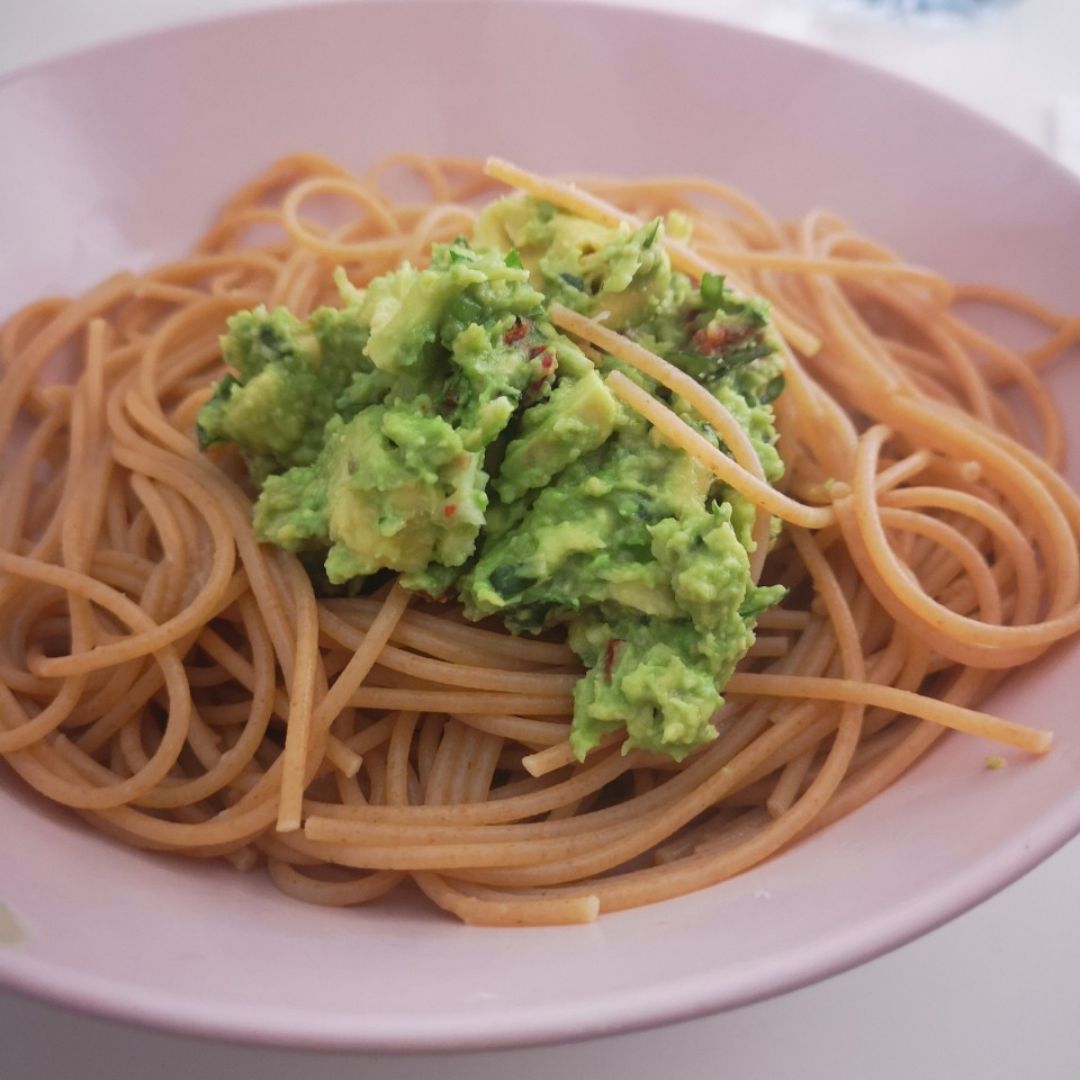 Pasta con pesto de aguacate Pasta con pesto de aguacate