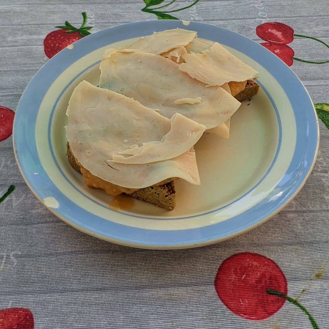 Tostada de pan integral de espelta y centeno con humus y pechuga de pollo cocida 🍞