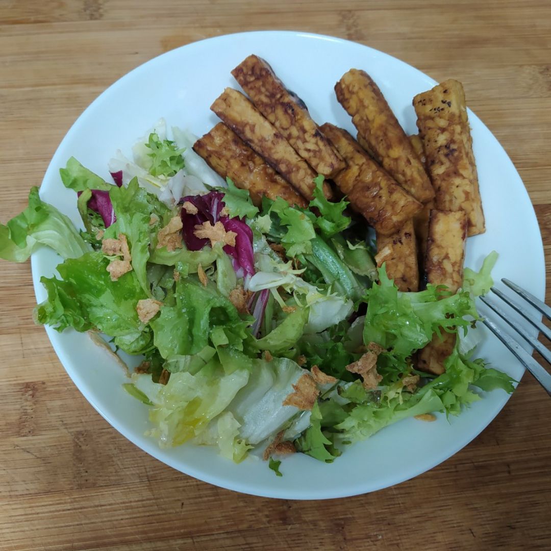 Tempeh con ensalada