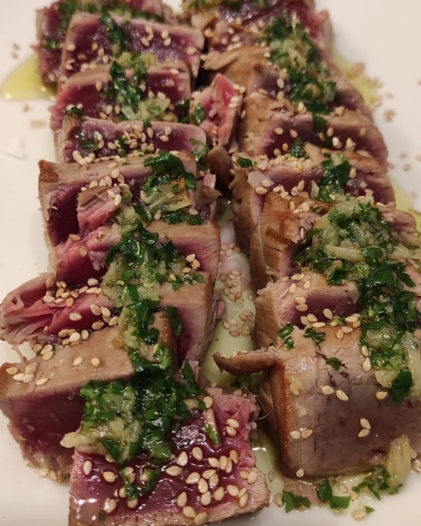 Tataki de atún con aceite al ajillo Tataki de atún con aceite al ajillo
