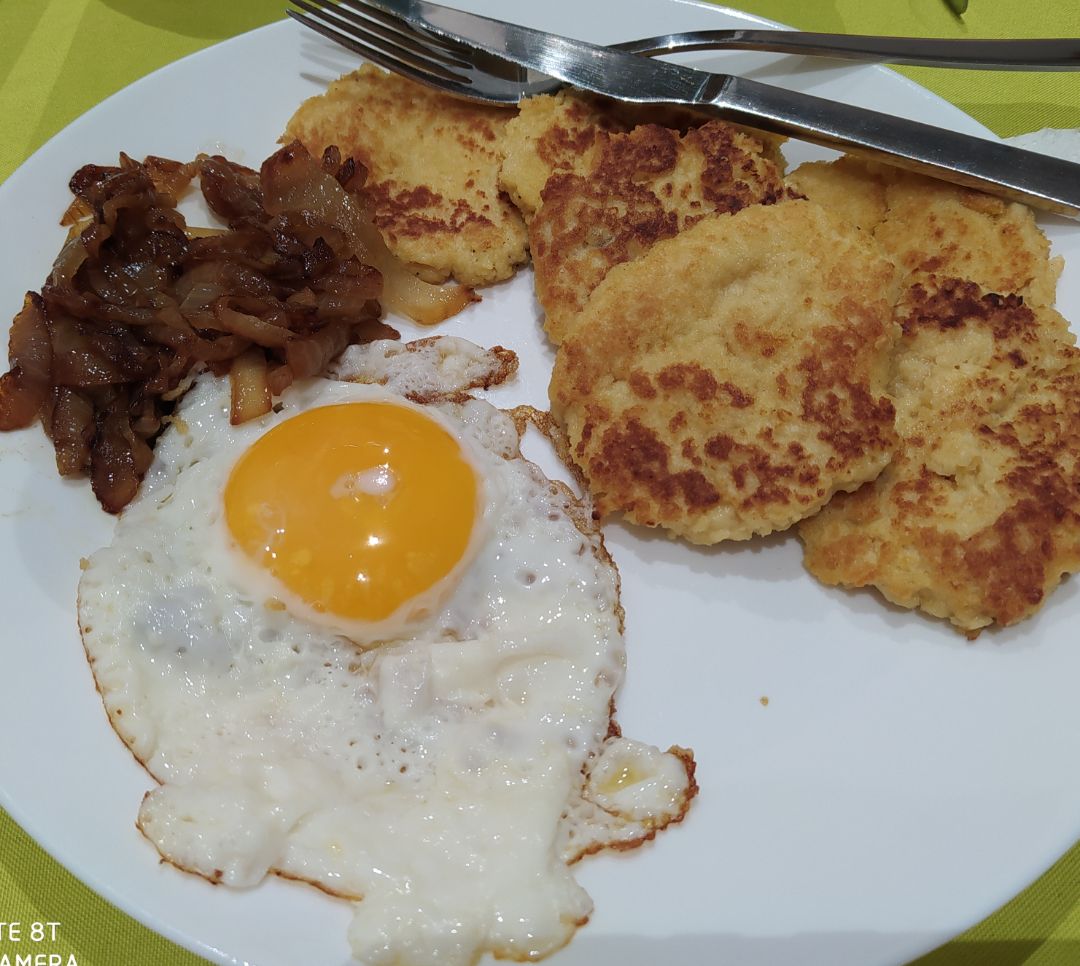 Nuggets de soja texturizada,  cebolla caramelizada sin azúcar y huevo a la plancha