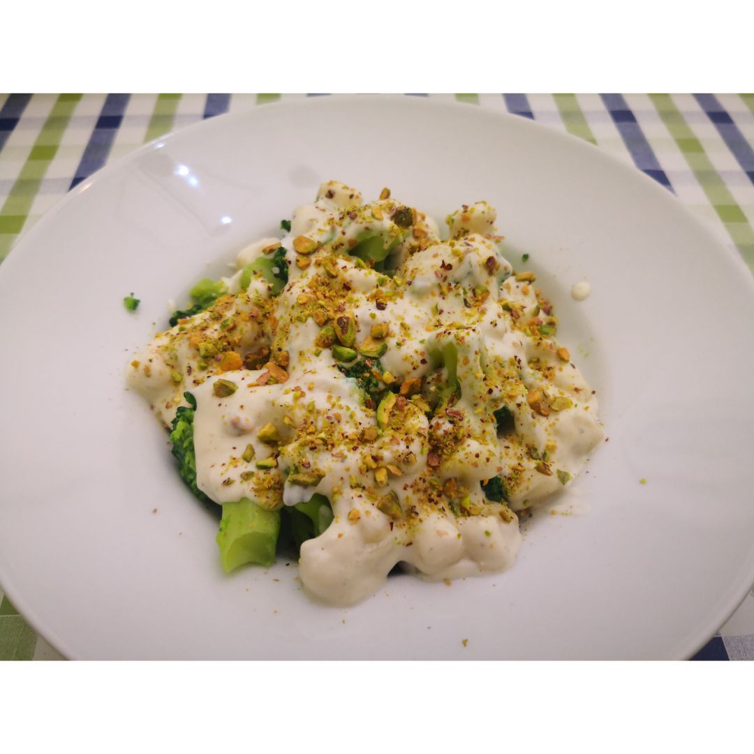 Brócoli con salsa de roquefort, pera y pistachos Brócoli con salsa de roquefort, pera y pistachos