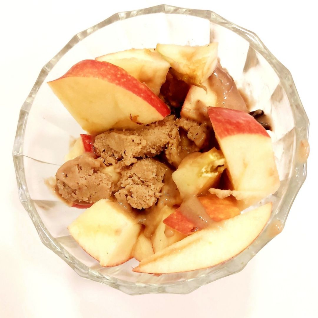 Manzana con helado de platano y crema de cacahuete