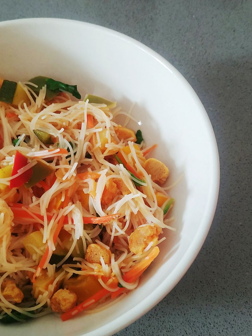 Fideos de arroz con soja y verdura