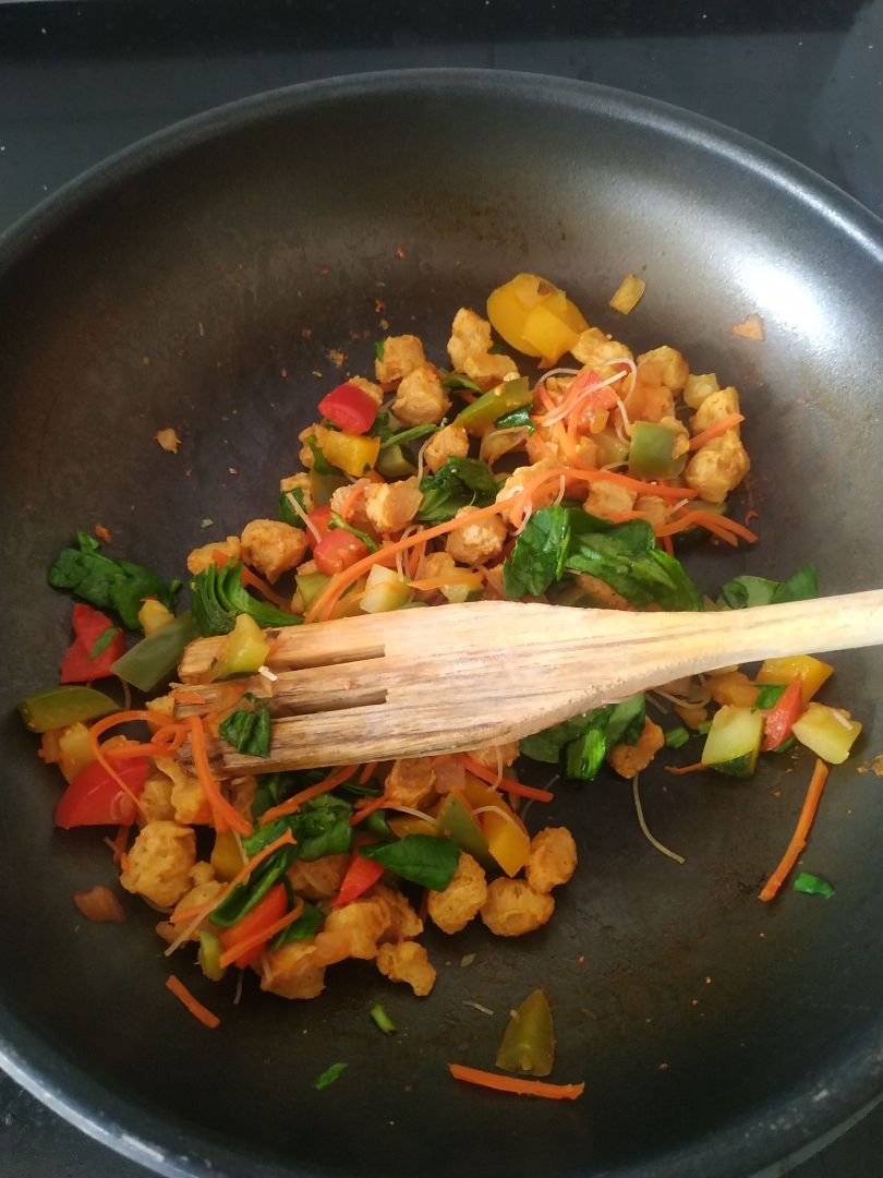 Fideos de arroz con soja y verduraStep 0