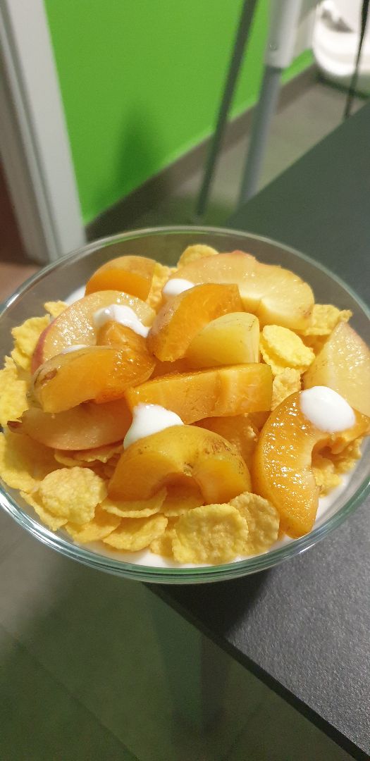 Kefir con copos de maiz y fruta