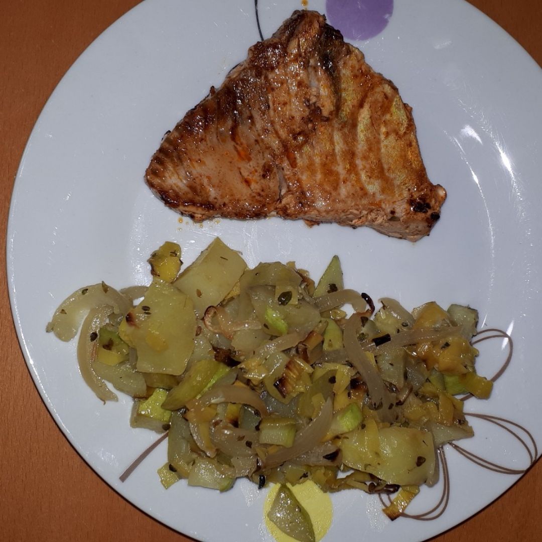 Atún plancha con verduras al horno