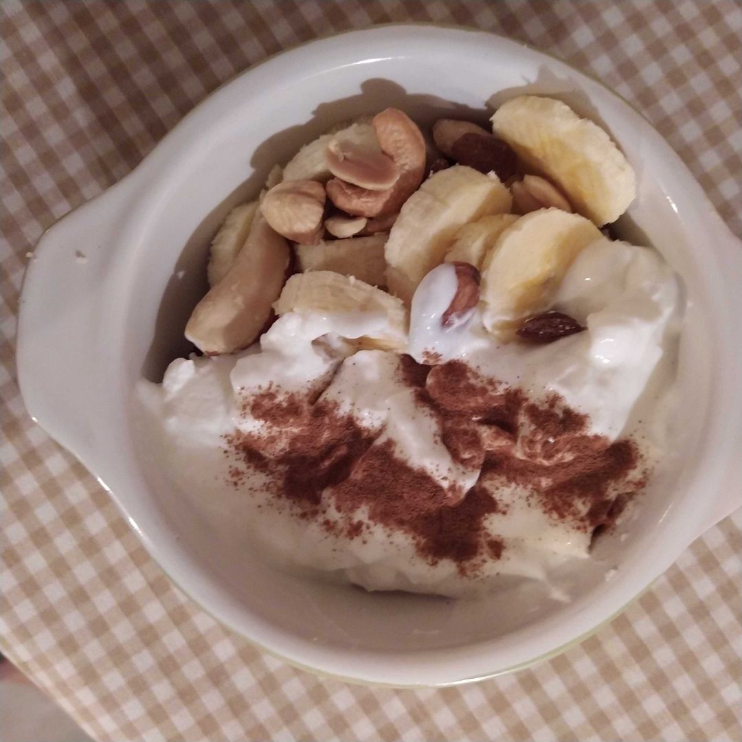 Yogur +proteínas con plátano y frutos secos