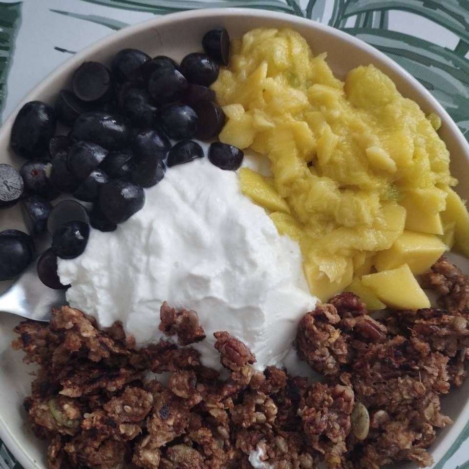 Granola con yogur y fruta