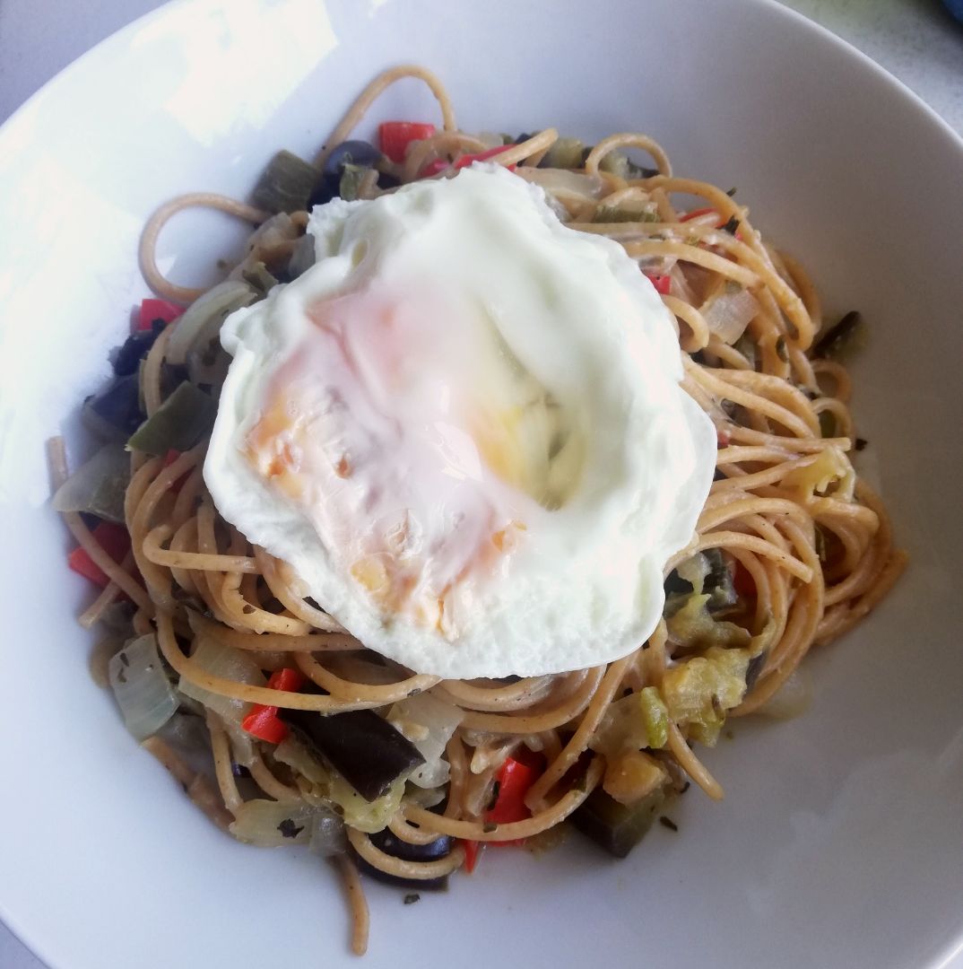 Pasta integral con verduras, queso y huevo Pasta integral con verduras, queso y huevo