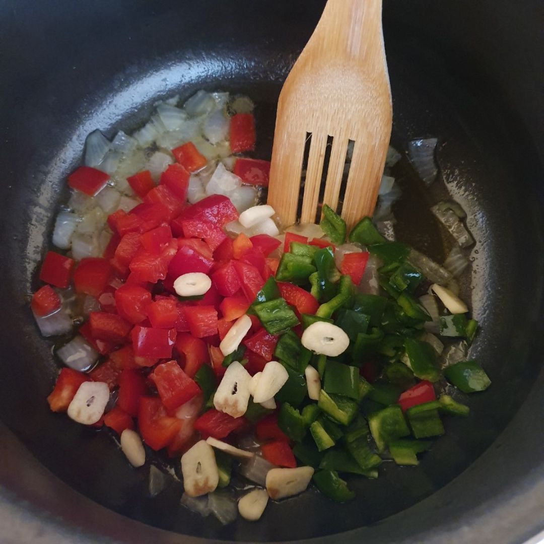 Alubias con verduras y huevo cocido.Step 0