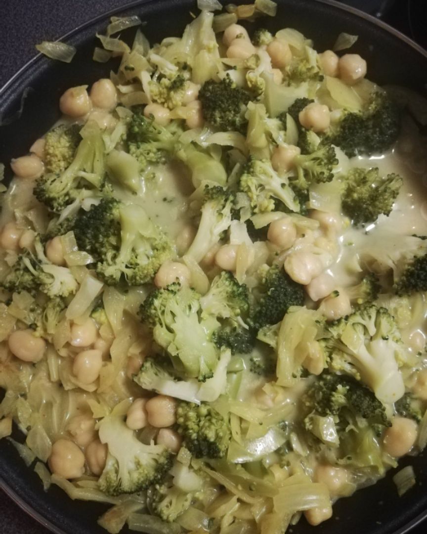 Brócoli al curry con garbanzos Brócoli al curry con garbanzos