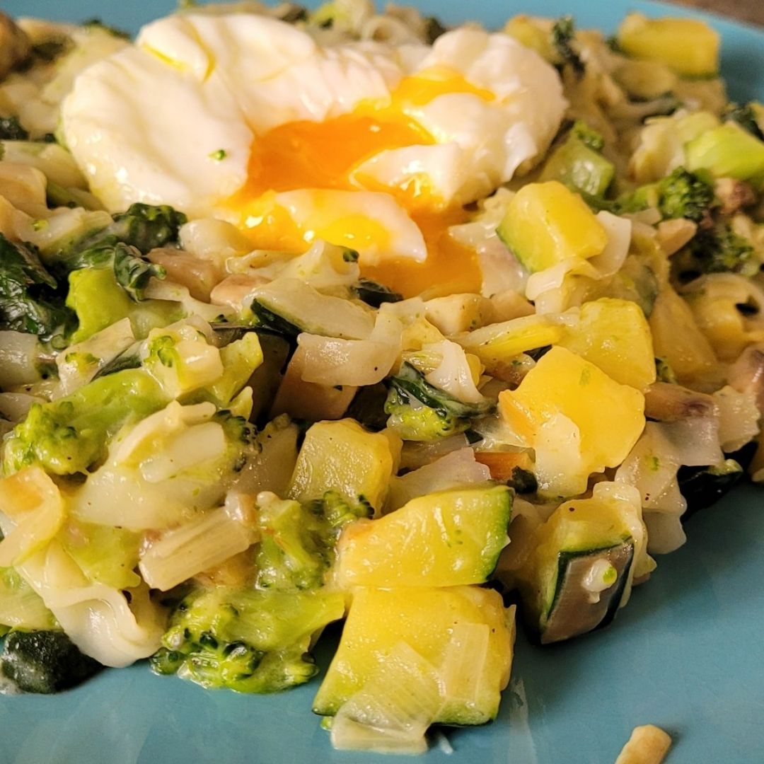 Noodles con verdura y huevo poche