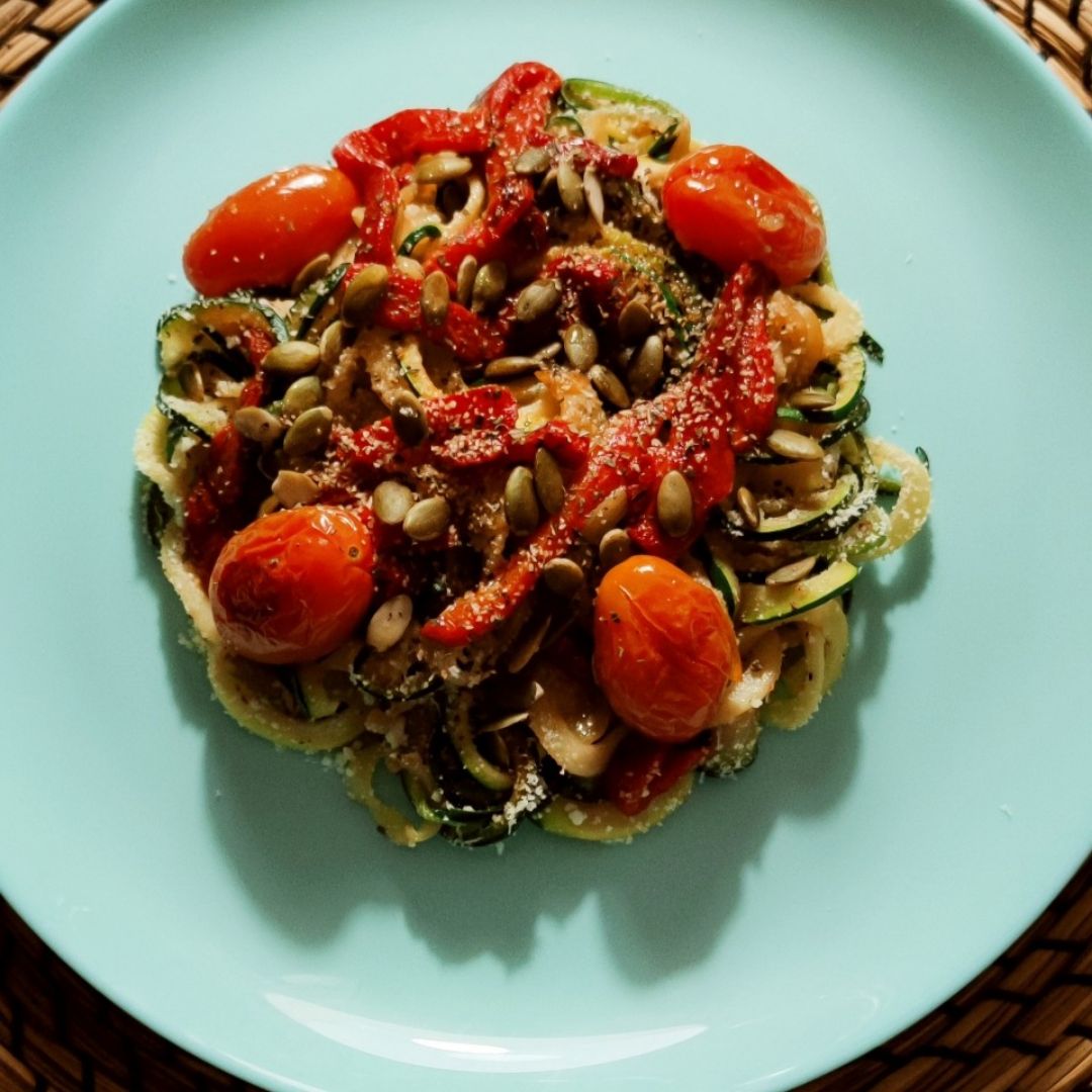 Espaguetis de calabacín con tomatitos cherry y pimientos piquillo Espaguetis de calabacín con tomatitos cherry y pimientos piquillo