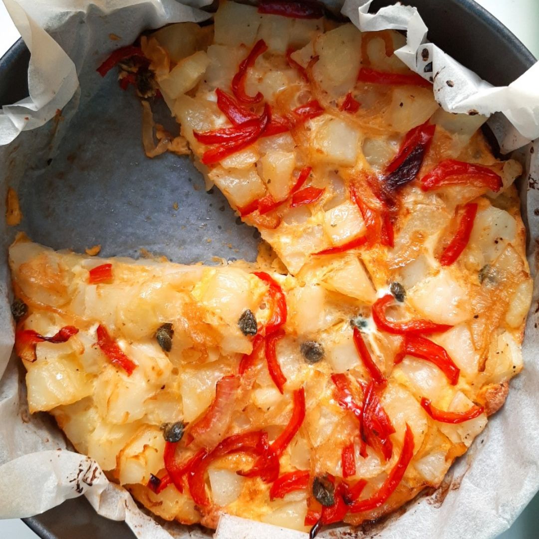 Tortilla de papas al horno con pimiento rojo, cebolla y alcaparras Tortilla de papas al horno con pimiento rojo, cebolla y alcaparras