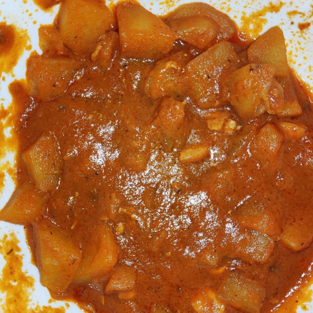 Pollo en salsa de tomate y patatitas. Pollo en salsa de tomate y patatitas.