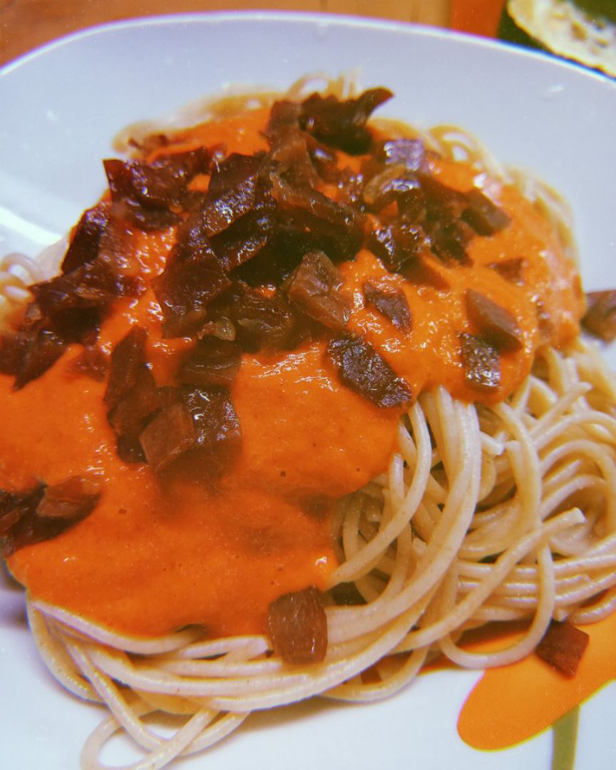 Espaguetis con salsa de pimientos de piquillo 