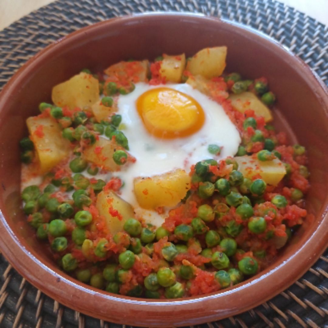 Cazuelita de guisantes, patata y huevo Cazuelita de guisantes, patata y huevo