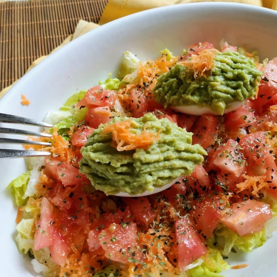 Ensalada con huevos rellenos con aguacate