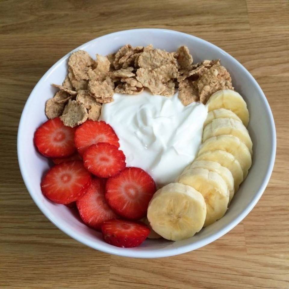 Yogur griego con fresas, plátano cereal y avena Yogur griego con fresas, plátano cereal y avena