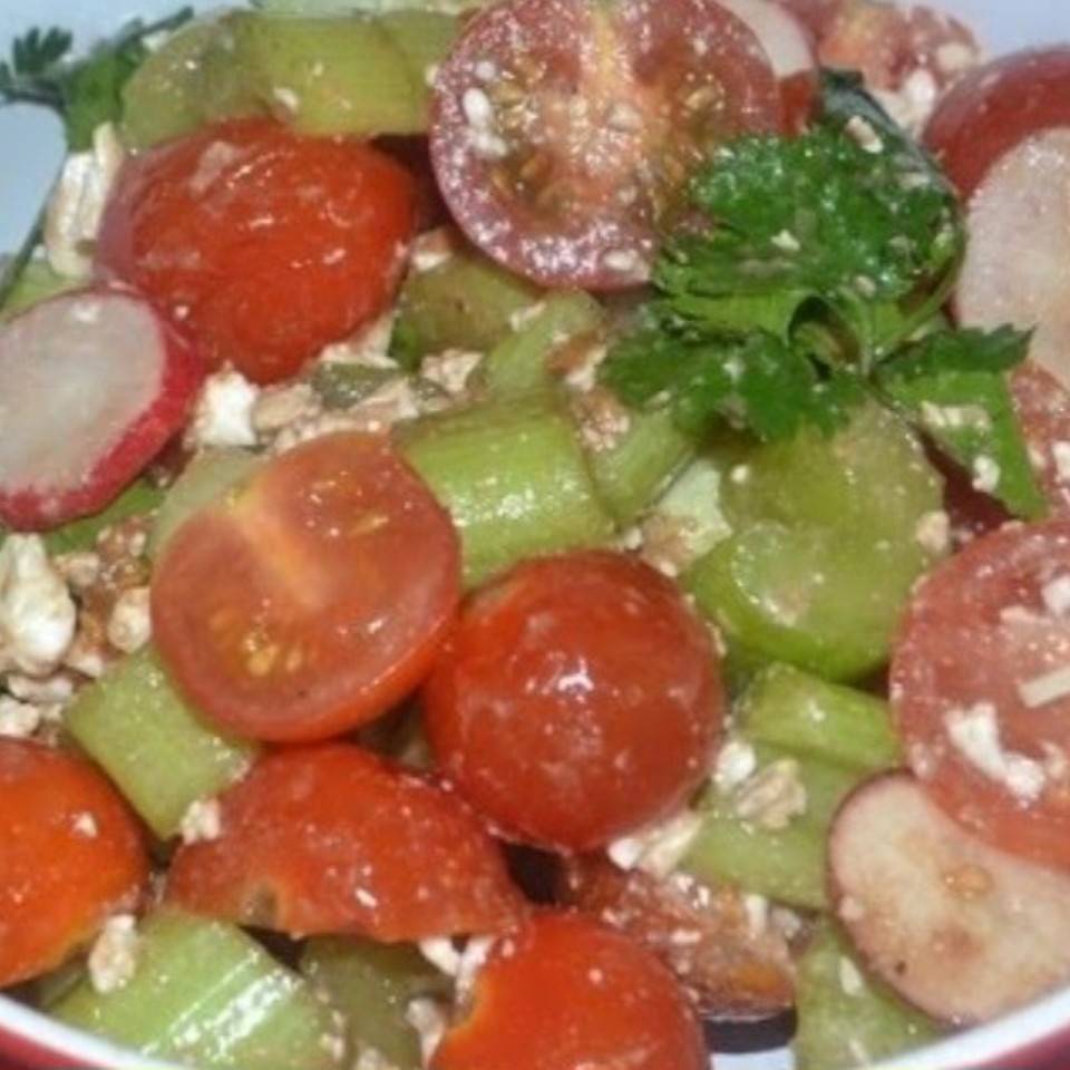 Ensalada de ápio, rábanos, tomate y Cottage Ensalada de ápio, rábanos, tomate y Cottage