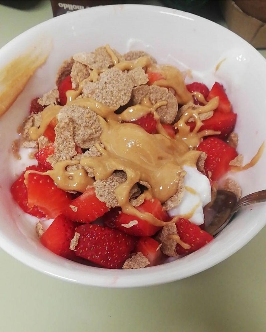 Queso fresco batido con fresas, cereales y crema de cacahuete Queso fresco batido con fresas, cereales y crema de cacahuete