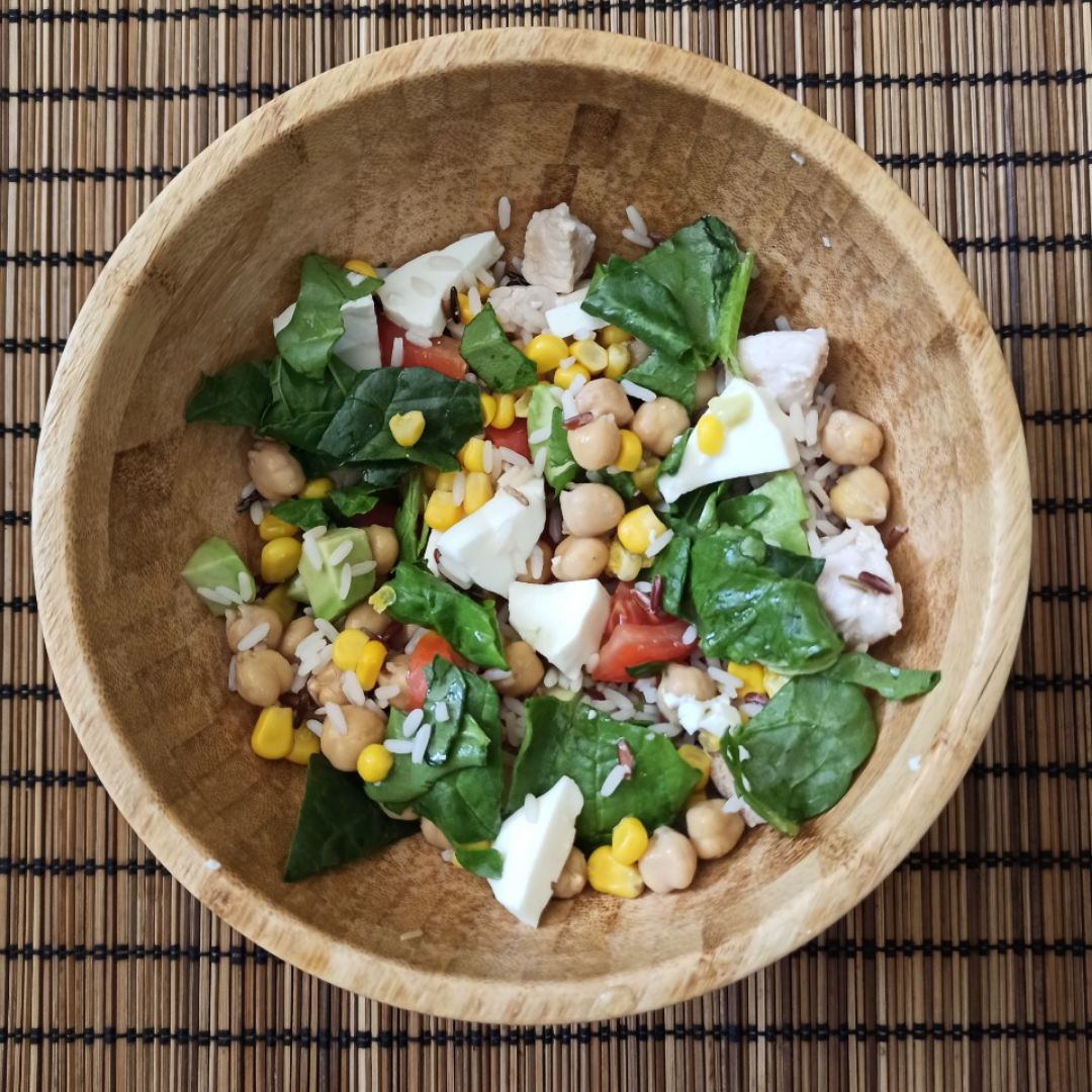 Ensalada de legumbres y espinacas