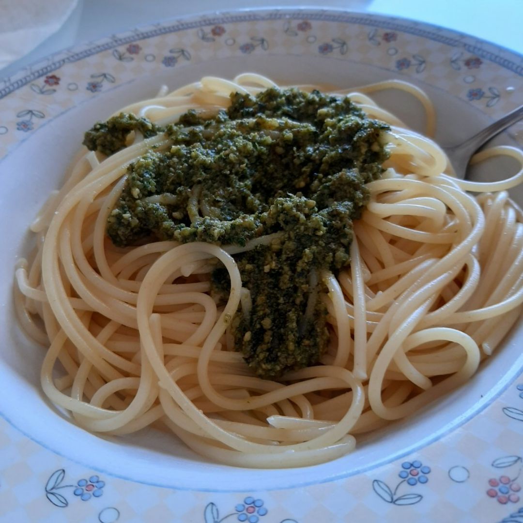 Espaguetis al pesto , salsa casera Espaguetis al pesto , salsa casera