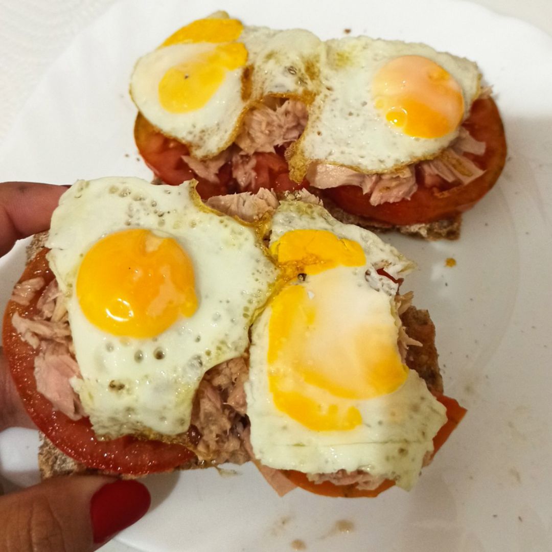 Tosta de atún y huevo Tosta de atún y huevo