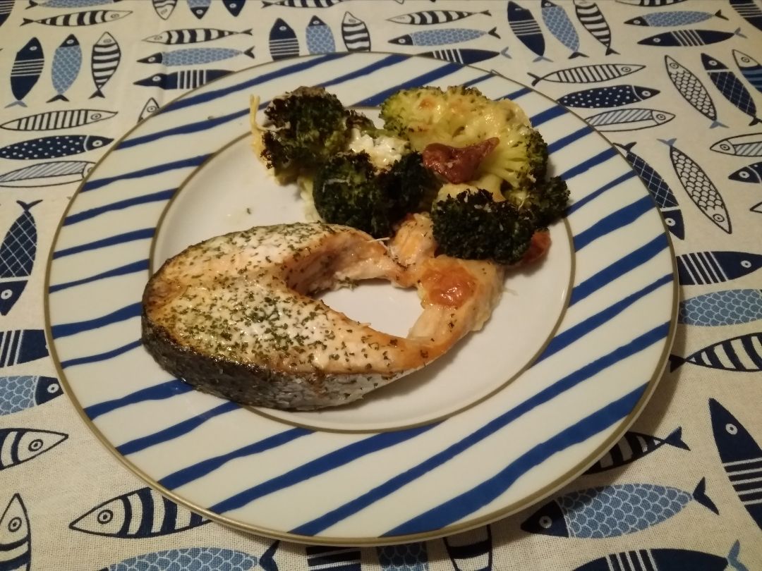 Salmón con brécol gratinado Salmón con brécol gratinado