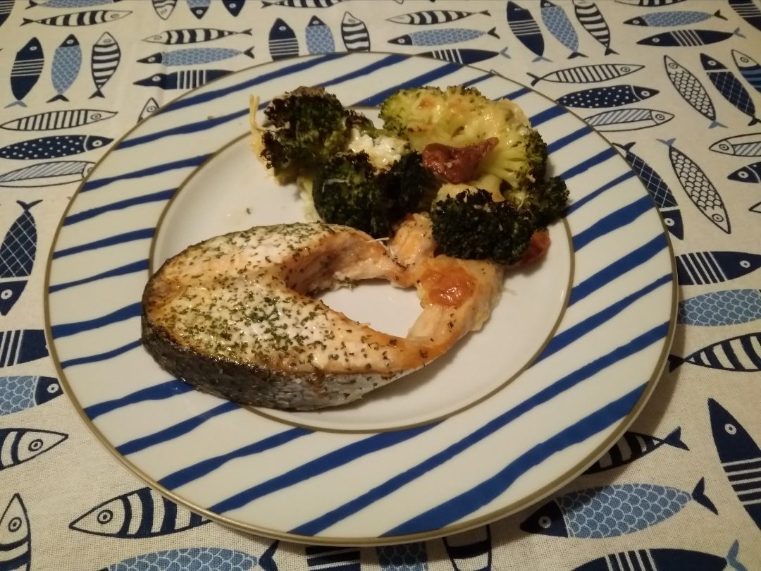 Salmón con brécol gratinado