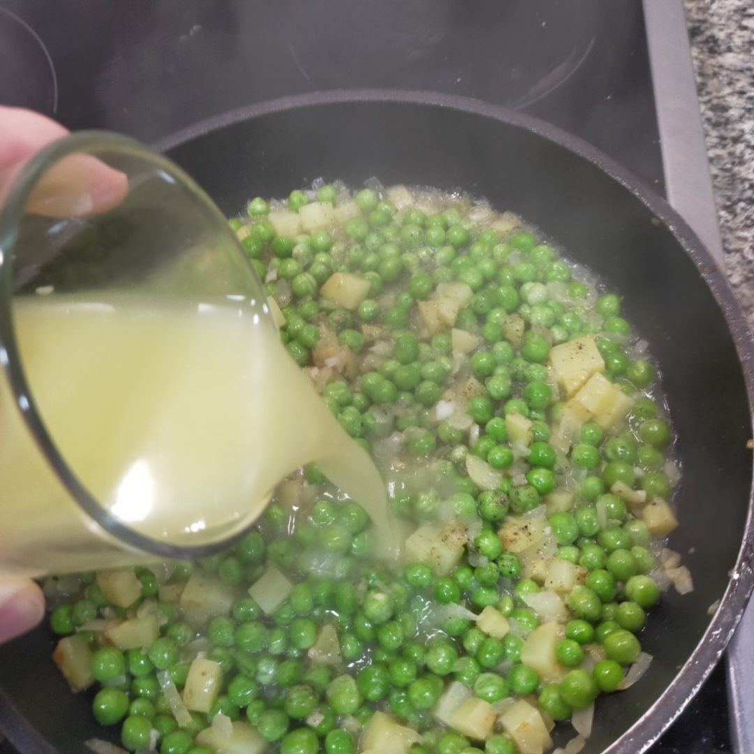 Guisantes con jam贸n y patata 馃煝 Paso 6 Guisantes con jam贸n y patata 馃煝 Paso 6