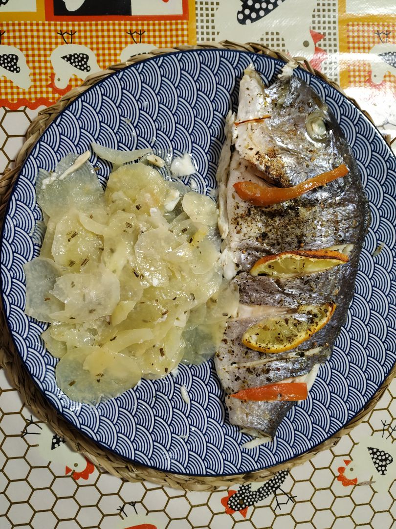 Dorada con patatas al horno