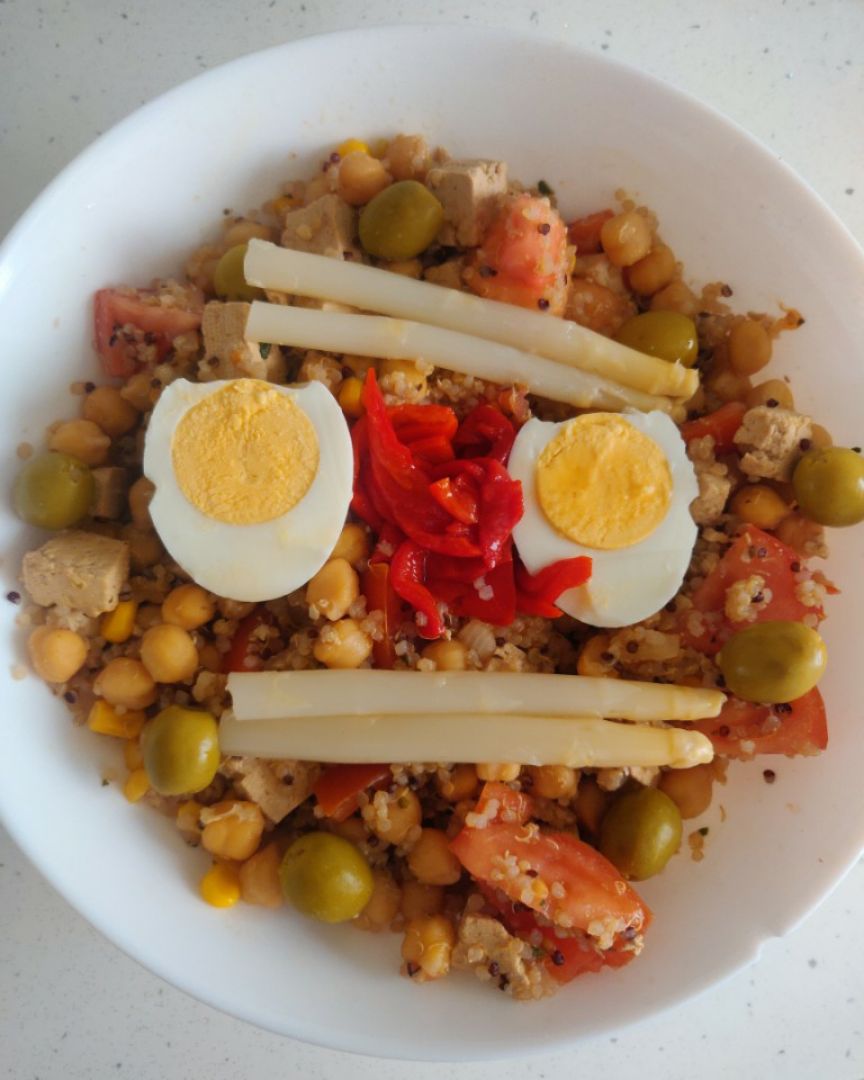 Ensalada de quinoa, garbanzos y tofu