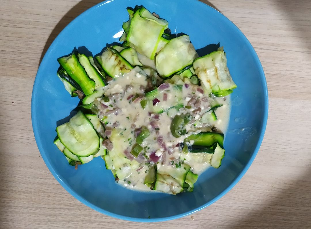 Raviolis de calabacín rellenos de verduras con salsa de queso cotagge Raviolis de calabacín rellenos de verduras con salsa de queso cotagge