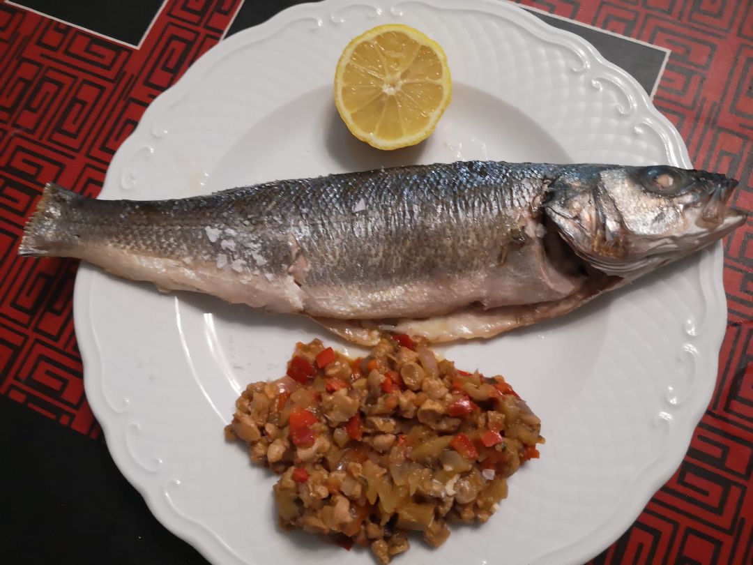 Lubina al horno con verduritas y soja texturizada Lubina al horno con verduritas y soja texturizada