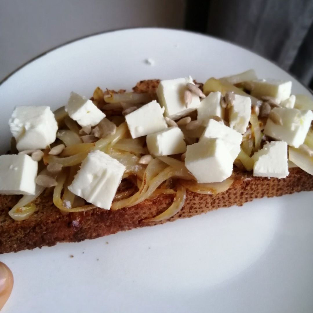 Tostada con cebolla caramelizada, queso feta y pipas 🧅🧀🌻 Tostada con cebolla caramelizada, queso feta y pipas 🧅🧀🌻