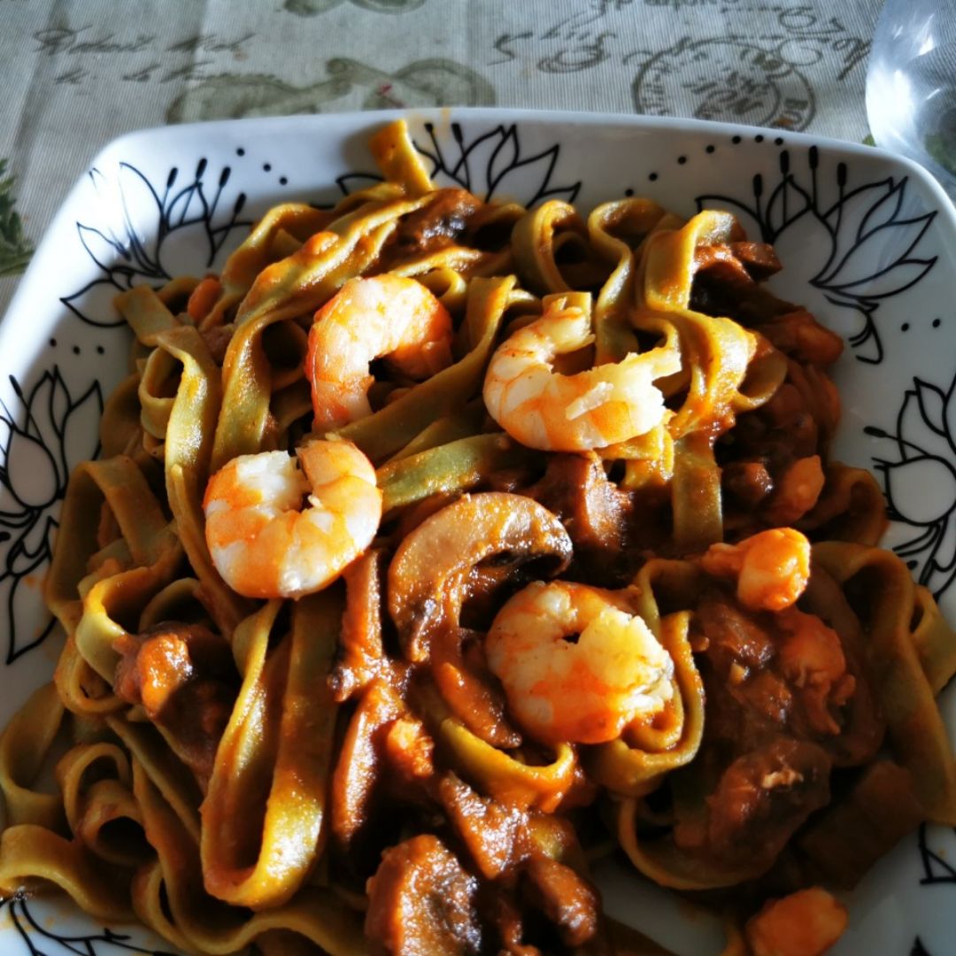 Nidos de pasta con champiñones con langostinos. Nidos de pasta con champiñones con langostinos.