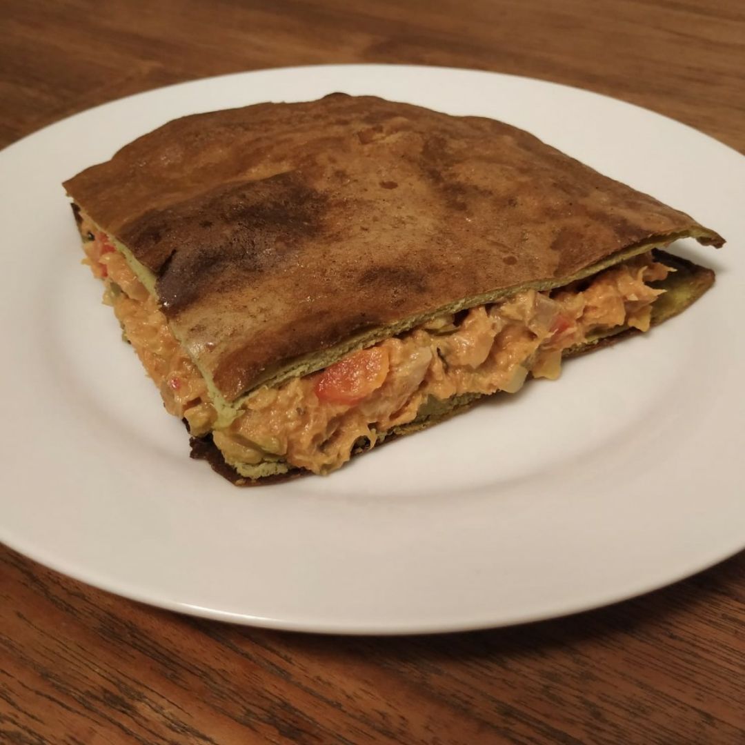 Empanada de judías verdes rellena de atún, verduras y tomate