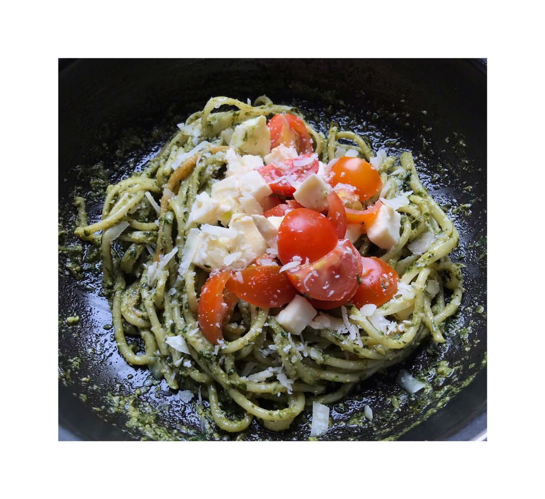 Spaghetti con pesto casero, tomates cherry y mozzarella Spaghetti con pesto casero, tomates cherry y mozzarella