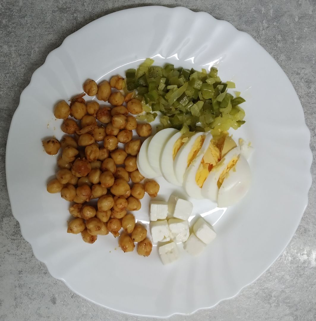 Garbanzos especiados con queso, verduras y huevo 🍴