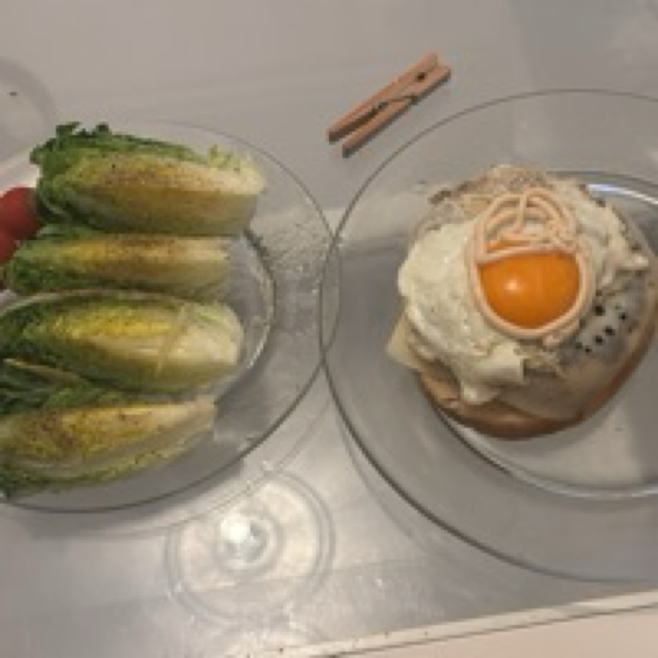 Hamburguesa de pollo con huevo y cogollos de lechuga tomate cherry