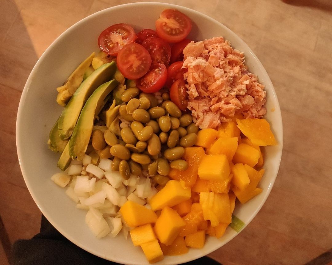 Poke de arroz integral y salmón