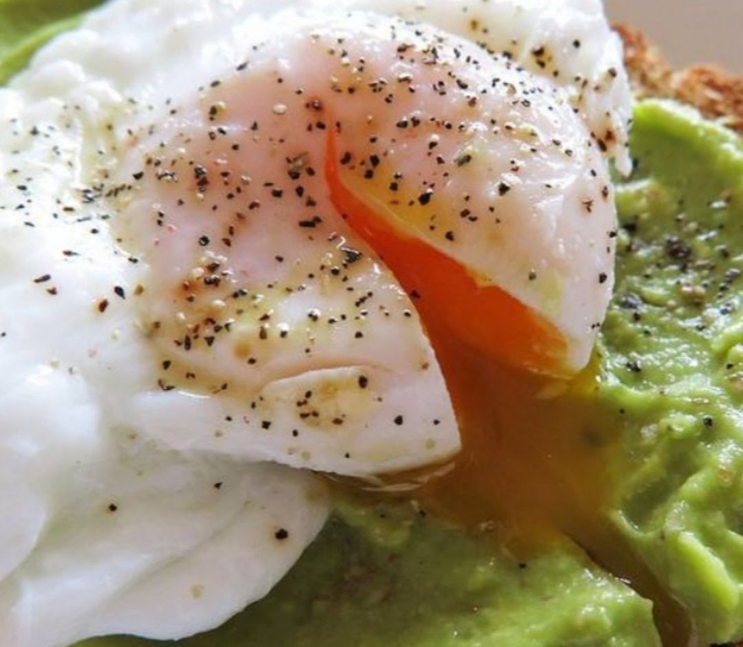 Poached egg, pan alemán y aguacate Poached egg, pan alemán y aguacate