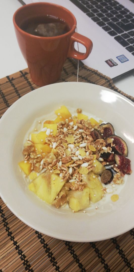 Tazón de desayuno con cereales, yogur y fruta 🙆‍♀️🙆‍♀️