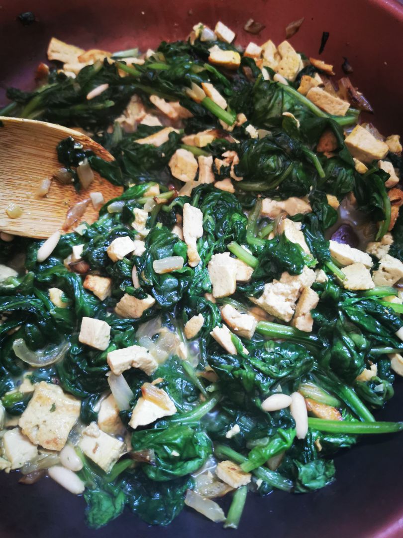 Espinacas con tofu y piñones