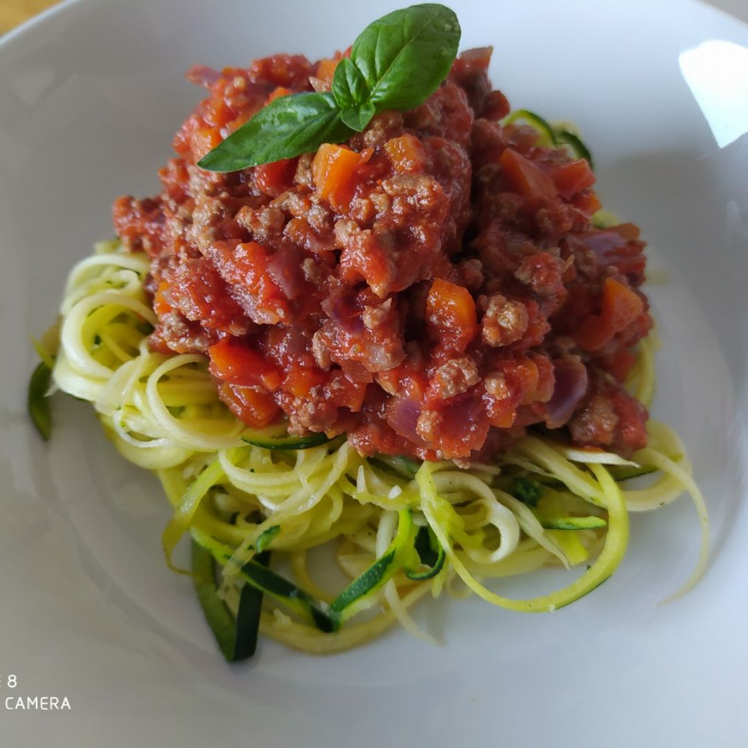 Espaguetis de calabacín con boloñesa de soja texturizada