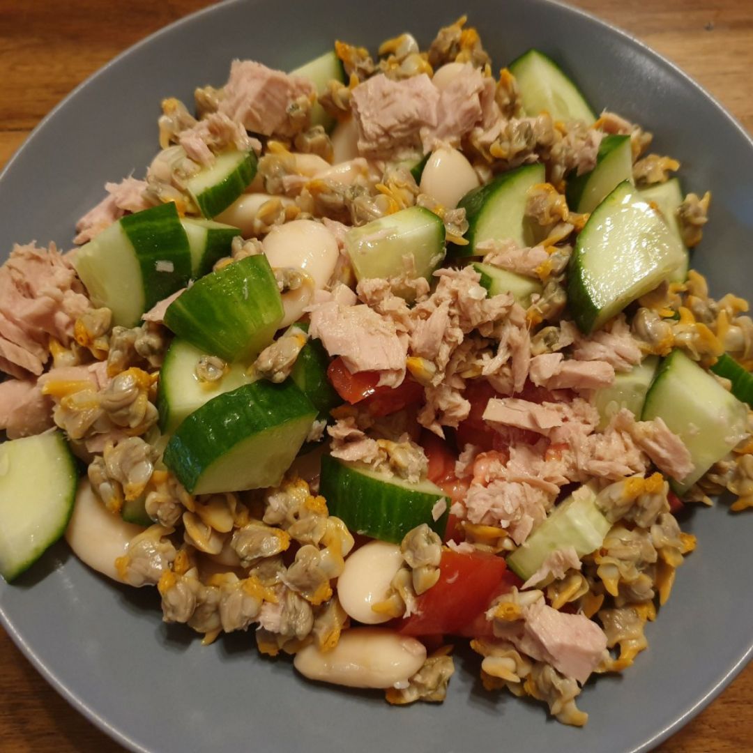 Alubias con tomate, pepino, atún y berberechos Alubias con tomate, pepino, atún y berberechos