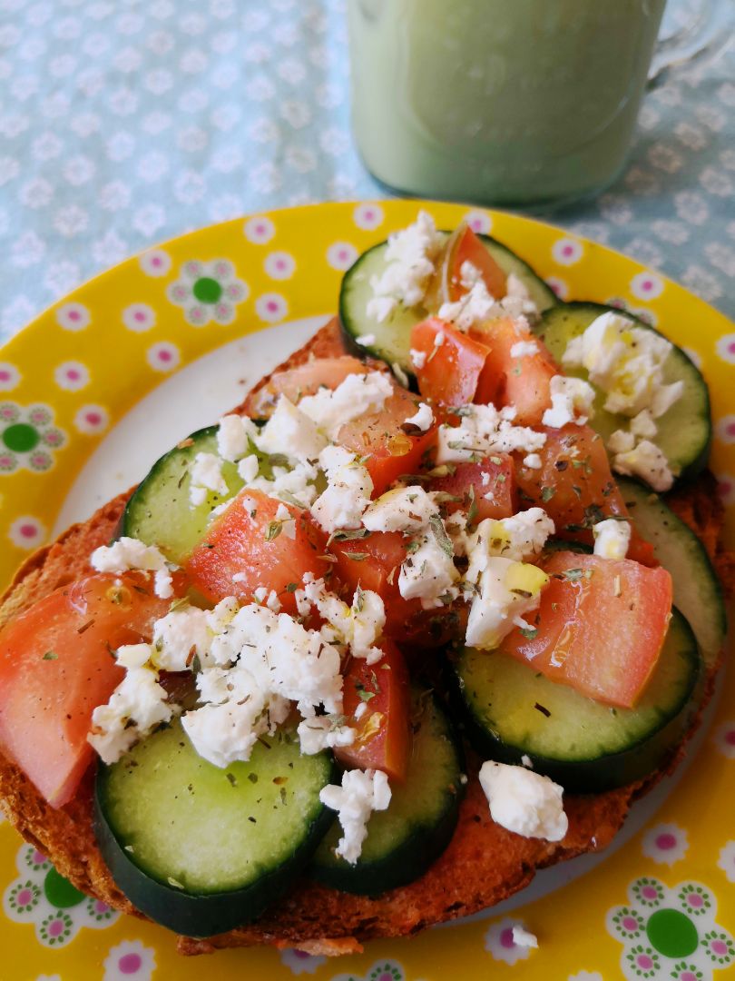 Tostada con pepino, tomate y feta Tostada con pepino, tomate y feta
